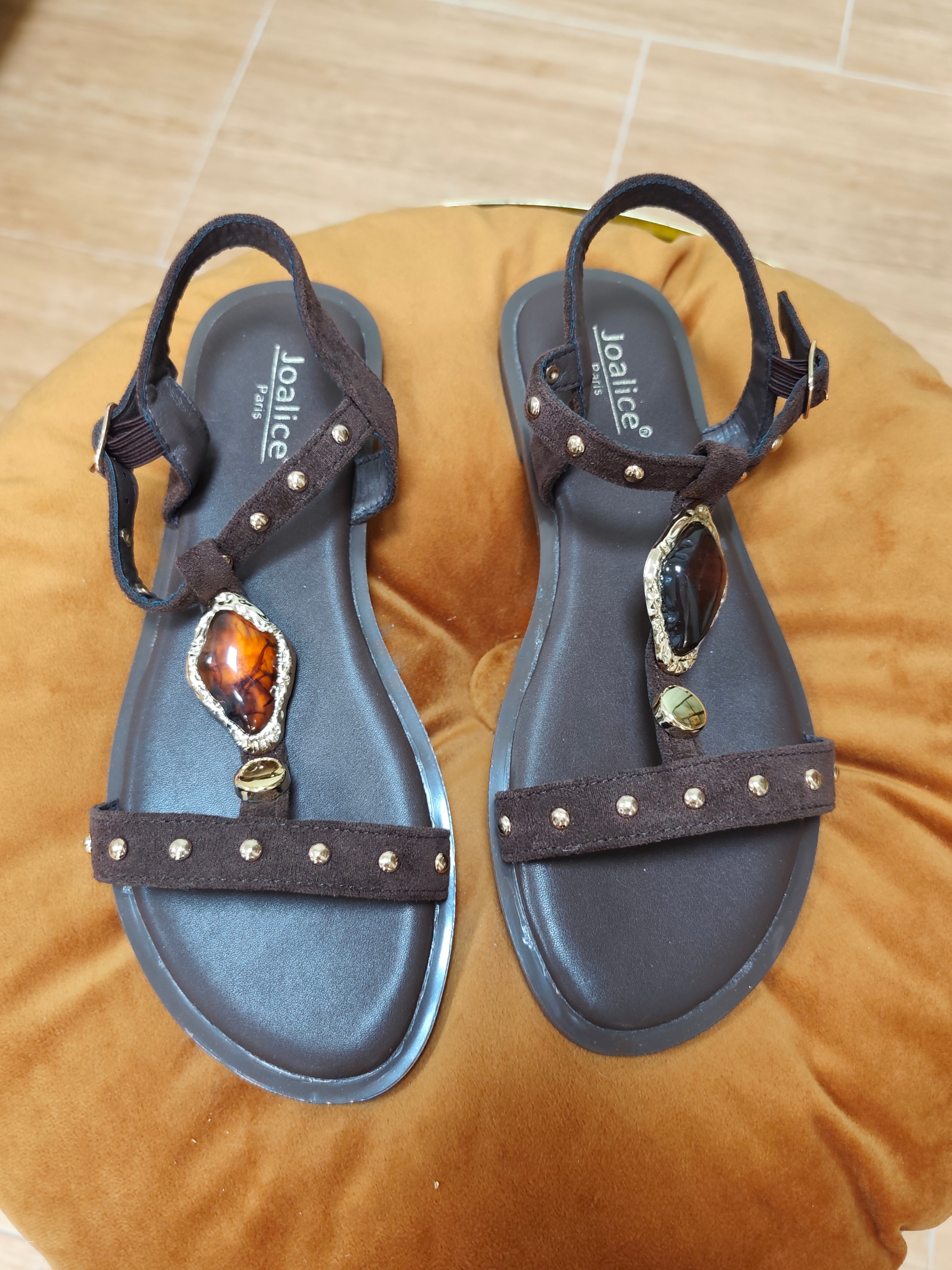 SANDALIAS MARRON CON ESMERALDA